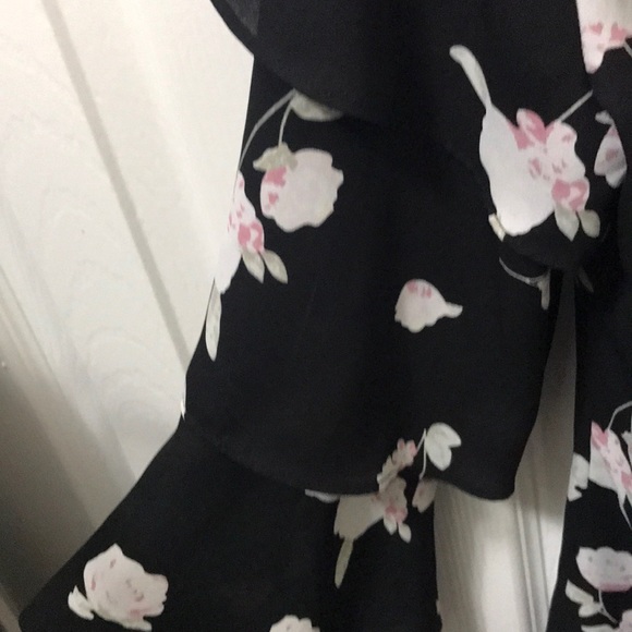 This is a beautiful Blouses with flowers - Picture 4 of 4